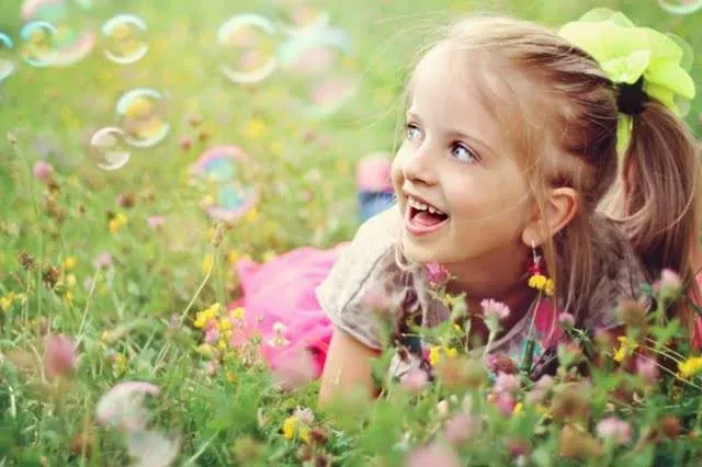 Soins petite fille à Quelaines-Saint-Gault